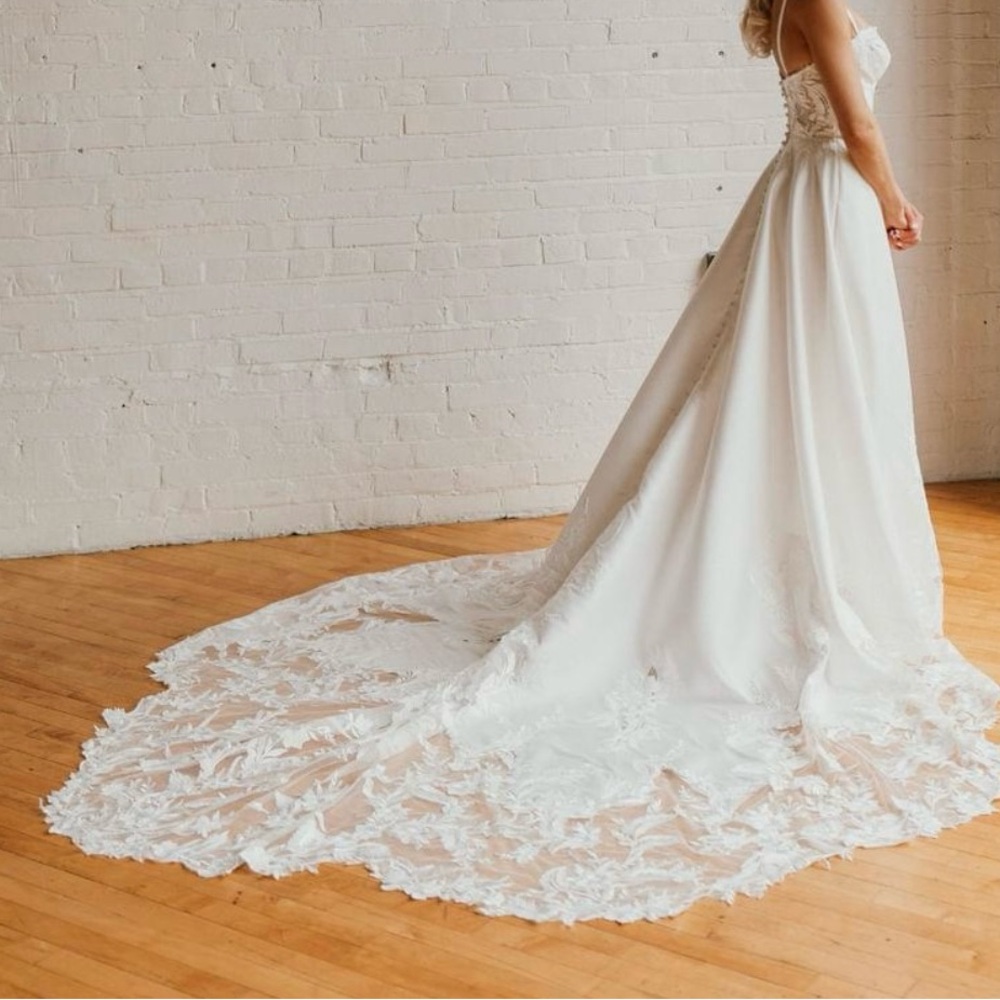 Allure wedding dress (only worn for 30 minute ceremony) paid $2500 asking $500